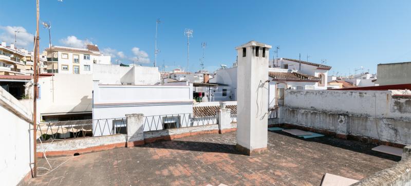 Stort rækkehus med solarium til reform i den gamle bydel i Estepona.