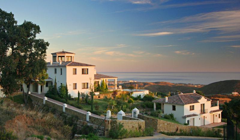 Villa de excelente calidad en Marbella Club Golf Resort con vistas panorámicas al Mediterráneo