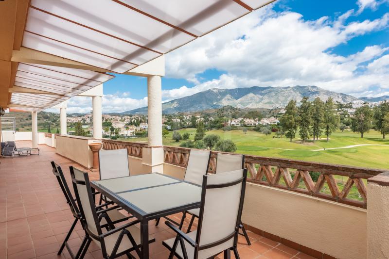 A large 4 bedroom penthouse located just next to the golf course in Mijas Golf.