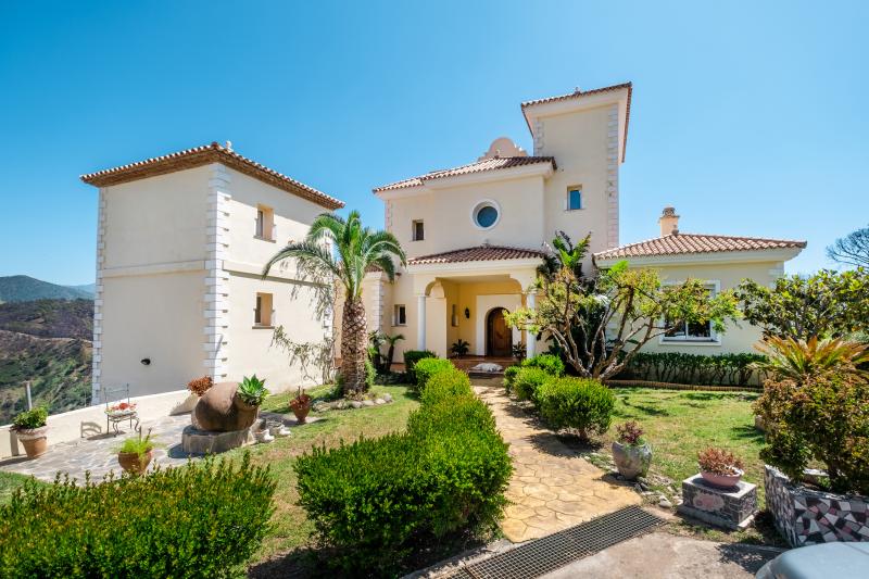 Fantastic villa set on a 60.000m2 plot in Estepona with mountain and sea views