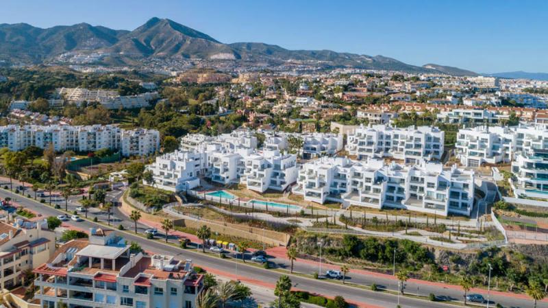 90 viviendas en estilo contemporáneo con la playa a sus pies. Viviendas de 1, 2 y 3 dormitorios con amplias terrazas y espacios acristalados que le ofrecen espectaculares vistas ininterrumpidas del mar.