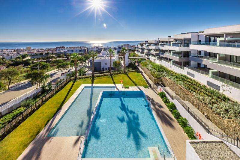 El conjunto residencial dispone de un total de 187 viviendas de 1, 2, 3 y 4 dormitorios en la ciudad de Estepona. Su posición privilegiada le permite disfrutar de hermosas vistas sobre la bahía de Estepona.