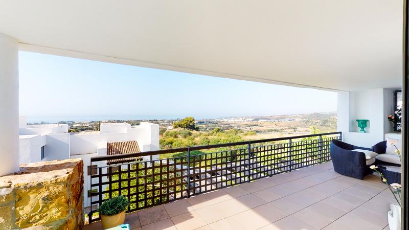 Amazing sea view and gated community - 2 bed apartment in Alanda Los Flamingos