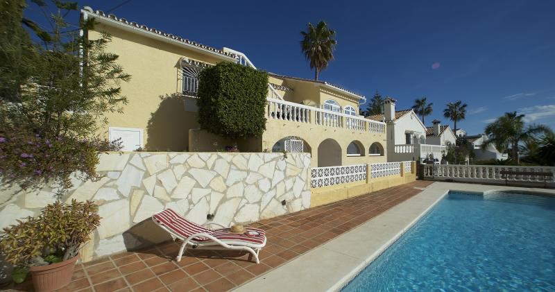 Great 5 bed villa in Torremar with communal pool