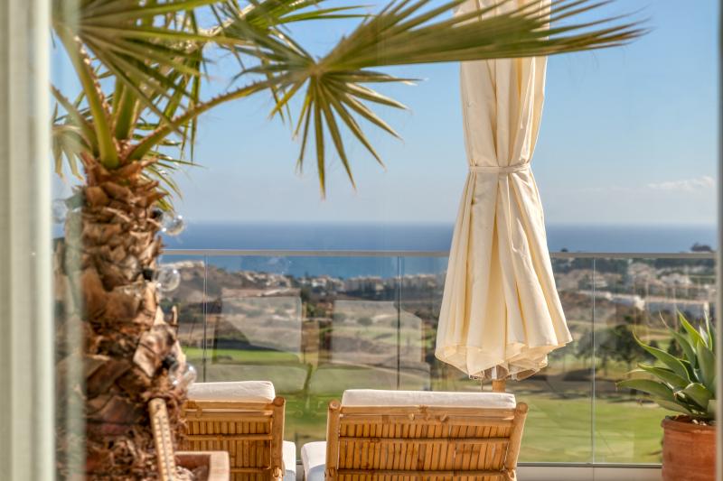 Amazing south-facing penthouse with frontline golf and great sea view