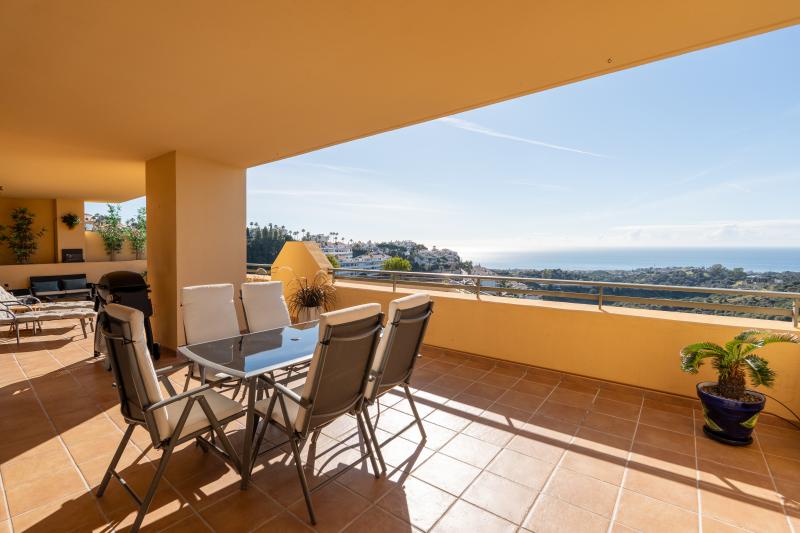 Beautiful 2-bedroom, 2-bathroom apartment with stunning sea views, located in Calahonda.