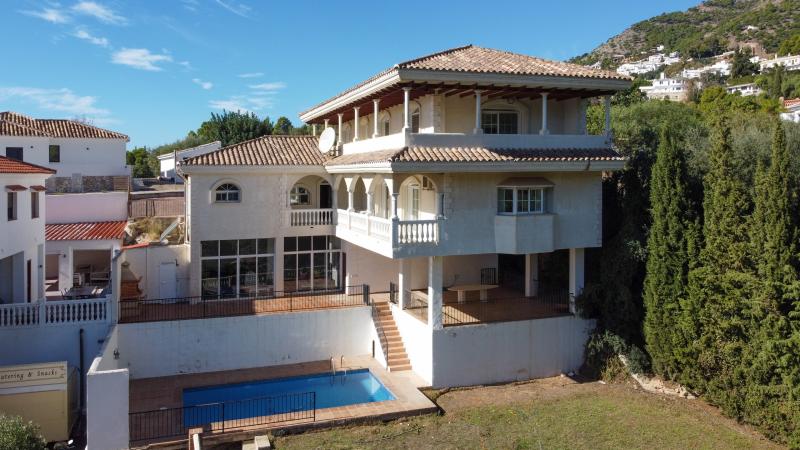 Spacious 4-bedroom villa in Lomas de Mijas with sea views