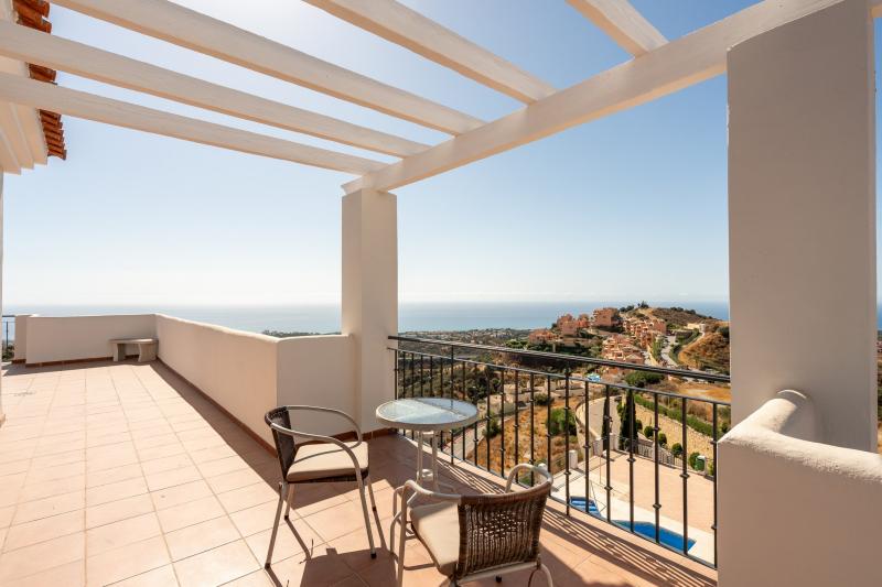 2-bedroom, 2-bathroom corner penthouse located in the sought-after Paraíso Calahonda complex in Sitio de Calahonda