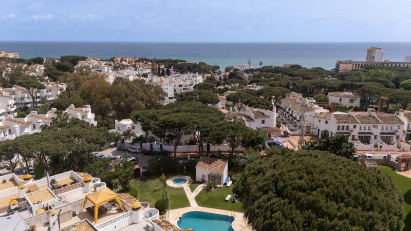 Stylish Renovated 2-Bedroom Apartment in Lower Calahonda – Walking Distance to Beach & Amenities