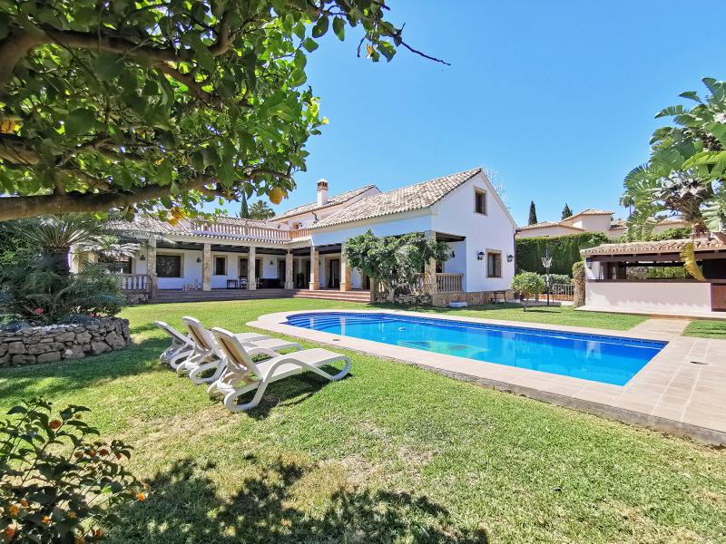 Traditional Andalusian Golf villa for sale with amenities nearby