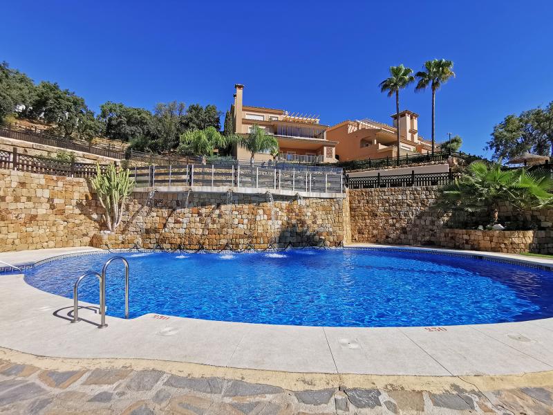 Apartamento con jardín orientado al sur en venta en La Mairena, Marbella Este.