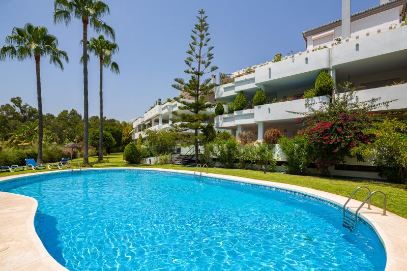 Apartamento junto a la playa en venta en la Milla de Oro de Marbella