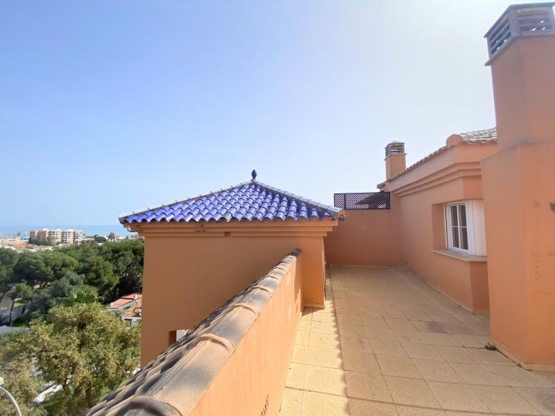 Spacious duplex penthouse with 3 terraces in Torremolinos (Malaga)