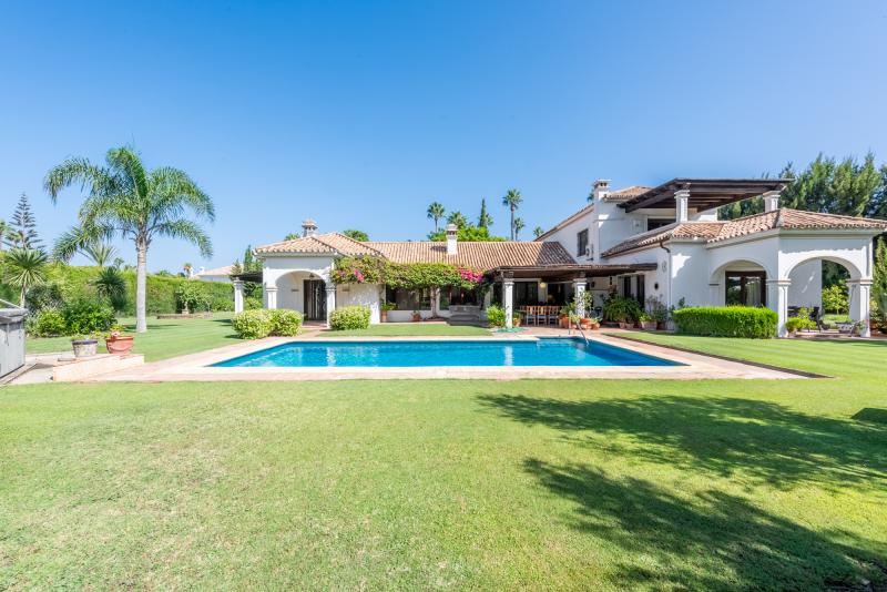 Encantadora villa de estilo andaluz en pleno corazón de la zona de los Reyes y Reinas, Sotogrande Costa.