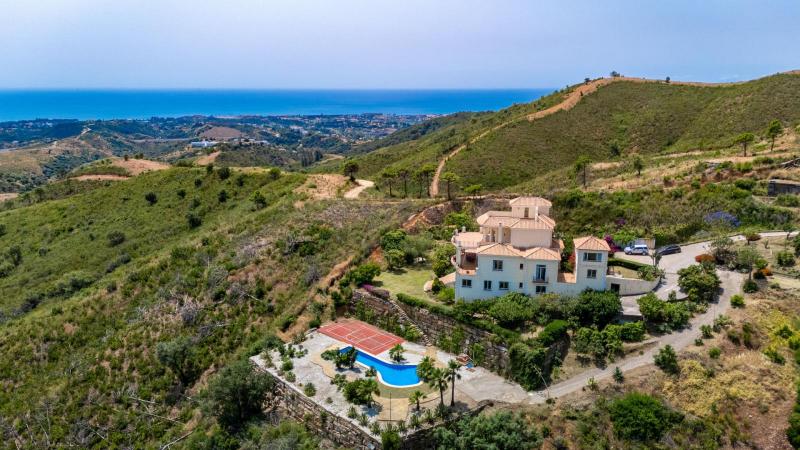 Exclusive luxury villa for sale in Estepona recently reduced from €2,500,000 to €2,300,000 – Exceptional Buying Opportunity.