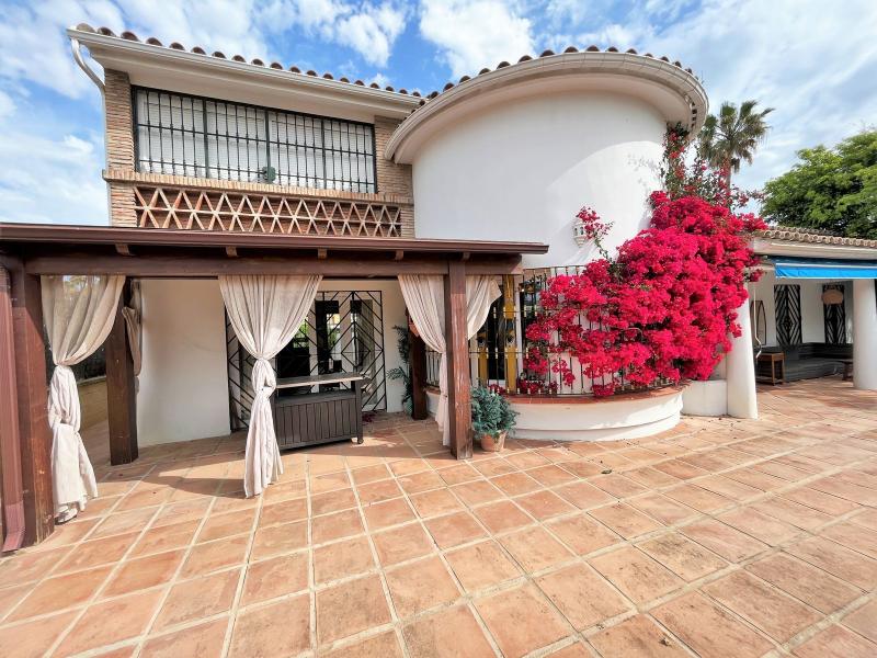Encantadora Villa Rústica a 100m de la playa en Estepona