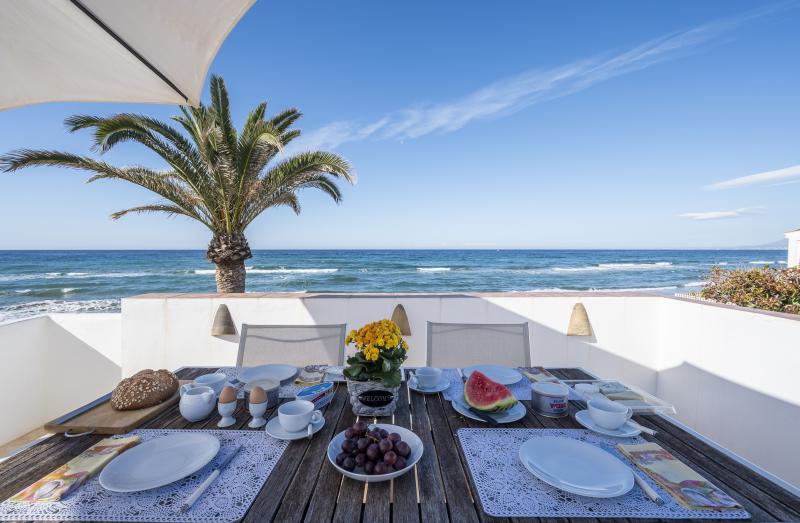 Excelente villa tranquila en primera línea de playa en Vistamar Costabella Marbella