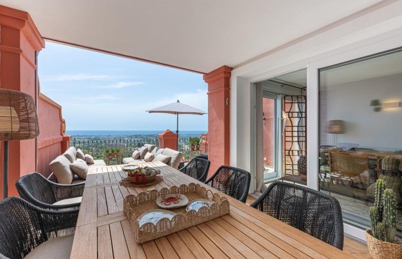 Exclusive Duplex Reformed with Panoramic Sea Views in La Quinta, Benahavís