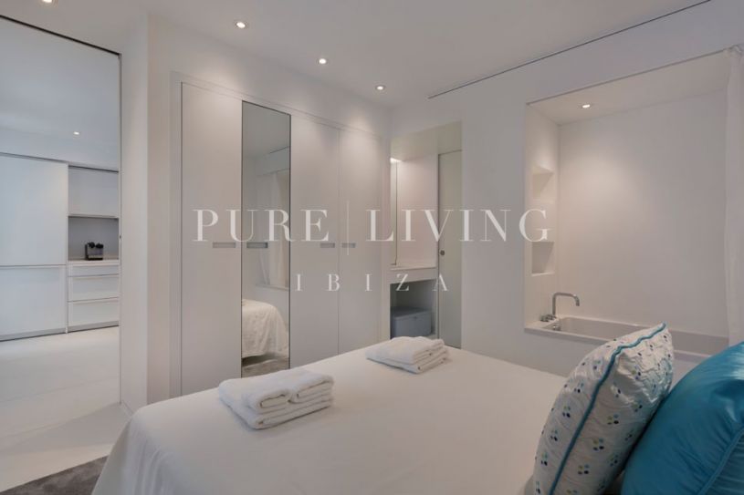 Exclusieve Patio Blanco Appartement in Marina Botafoch, Ibiza met uitzicht op zee en zwembad