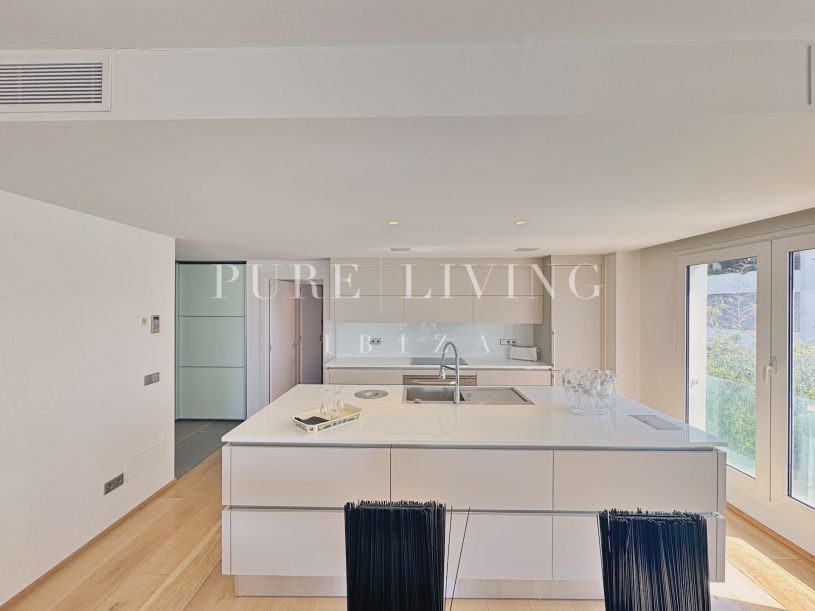 Appartement moderne avec vue sur la mer, près du cœur de la ville d'Ibiza et à distance de marche de la plage de Talamanca.