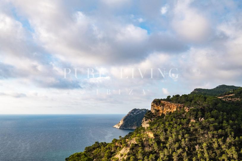 Impresionante villa de seis habitaciones al borde de un acantilado en Ibiza.