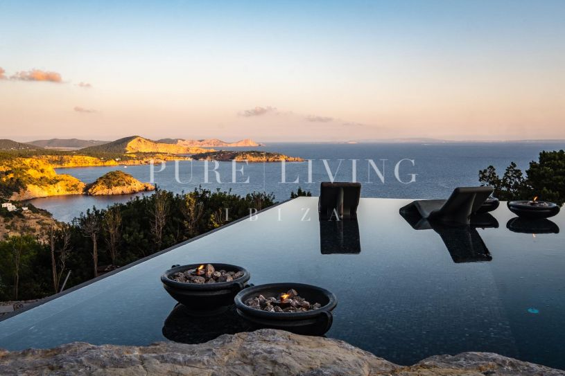 Impresionante villa de seis habitaciones al borde de un acantilado en Ibiza.