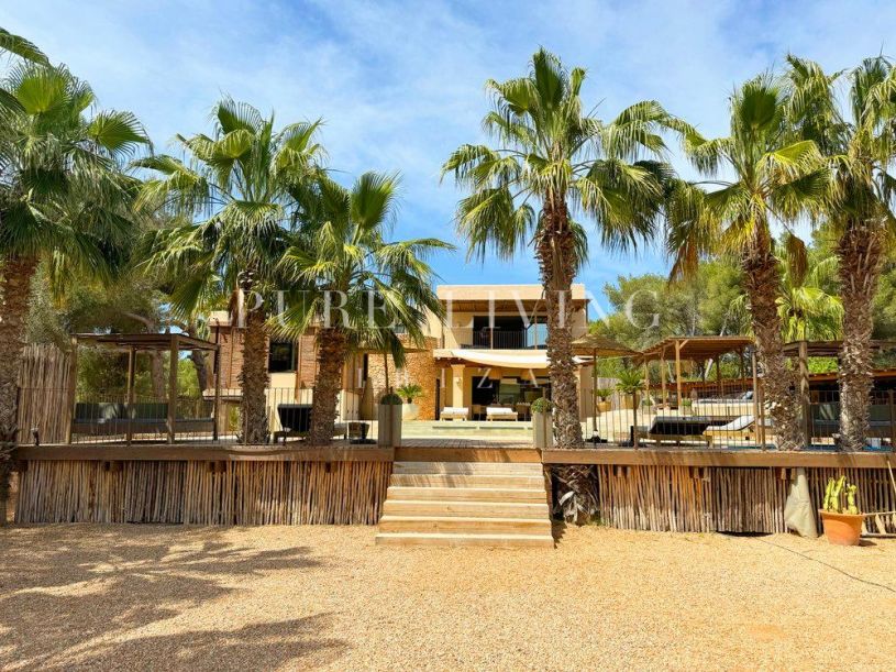 Villa for sale in Santa Eulalia del Río
