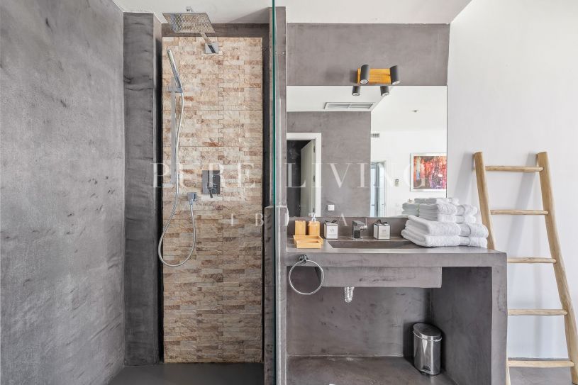 Prachtige gerenoveerde villa met panoramisch uitzicht op zee in Ibiza