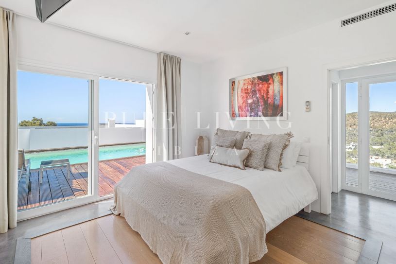 Prachtige gerenoveerde villa met panoramisch uitzicht op zee in Ibiza