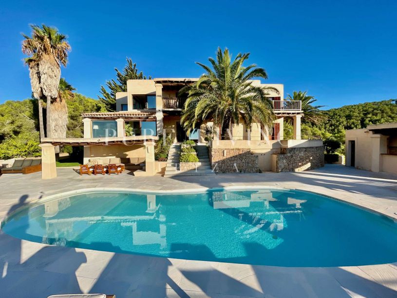 Villa de luxe à Ibiza avec vue imprenable et équipements haut de gamme.