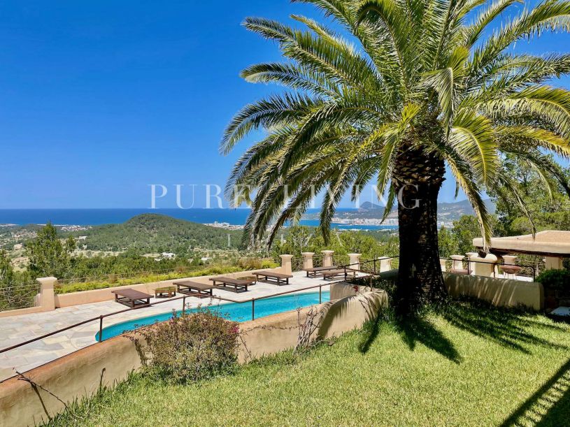 Villa de luxe à Ibiza avec vue imprenable et équipements haut de gamme.