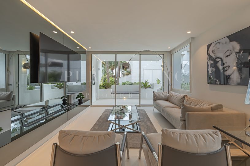 Apartamento de tres dormitorios en Marina del Puente Romano- el mejor destino de Marbella para la vida de lujo.