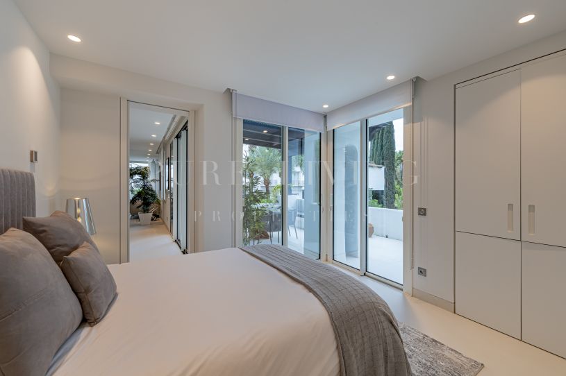 Apartamento de tres dormitorios en Marina del Puente Romano- el mejor destino de Marbella para la vida de lujo.