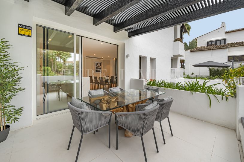 Apartamento de tres dormitorios en Marina del Puente Romano- el mejor destino de Marbella para la vida de lujo.