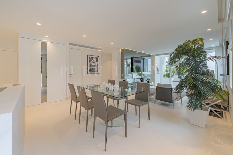 Apartamento de tres dormitorios en Marina del Puente Romano- el mejor destino de Marbella para la vida de lujo.