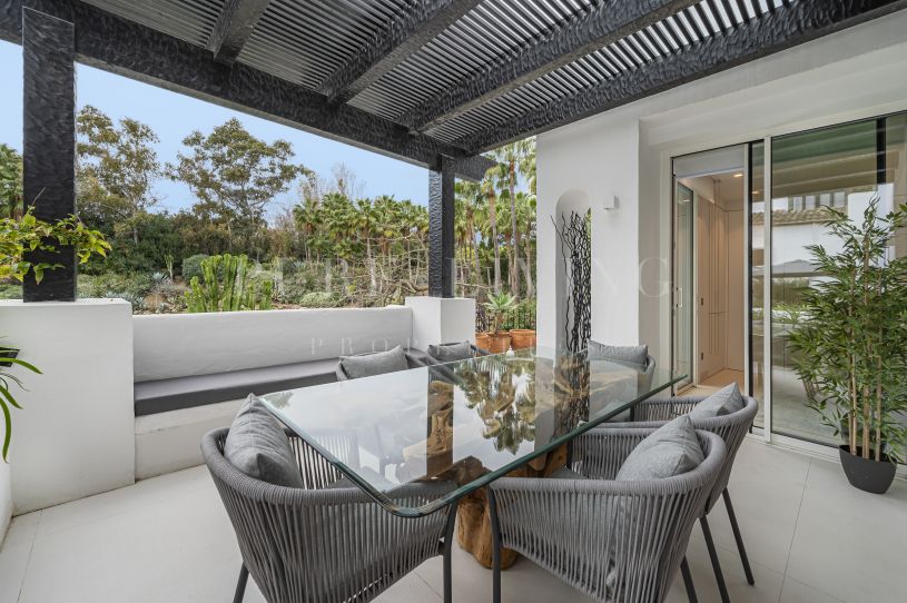 Apartamento de tres dormitorios en Marina del Puente Romano- el mejor destino de Marbella para la vida de lujo.