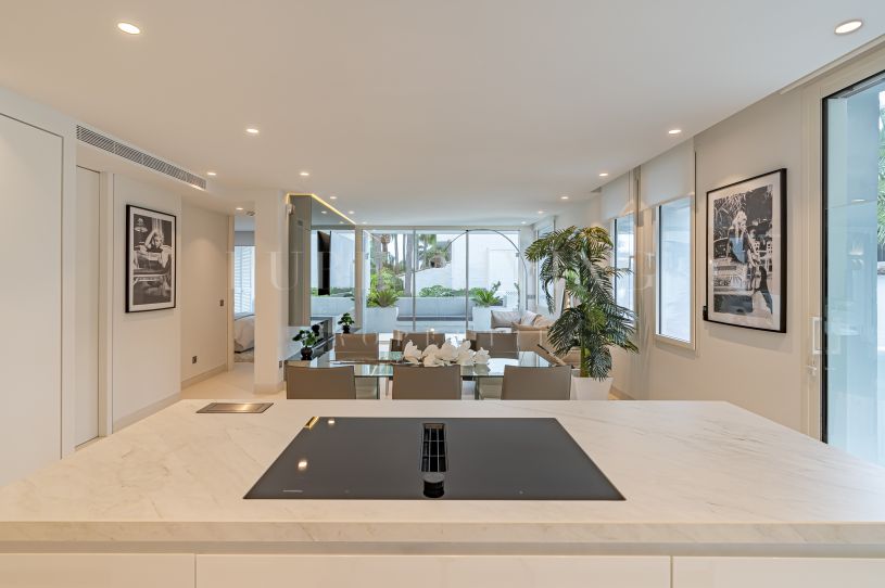 Apartamento de tres dormitorios en Marina del Puente Romano- el mejor destino de Marbella para la vida de lujo.