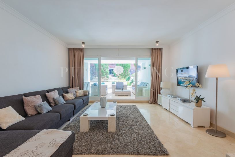 Frontline beach ground floor apartment in La Herradura, Marbella