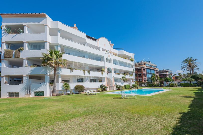 Frontline beach ground floor apartment in La Herradura, Marbella