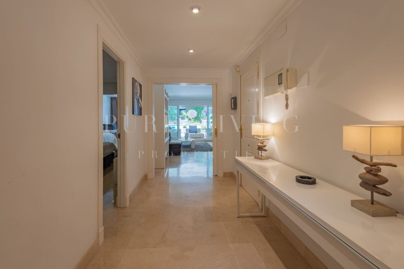 Frontline beach ground floor apartment in La Herradura, Marbella