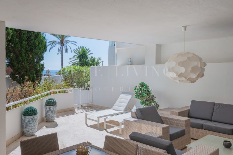Frontline beach ground floor apartment in La Herradura, Marbella