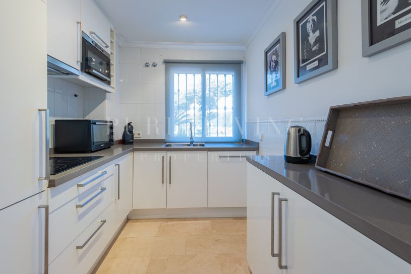 Frontline beach ground floor apartment in La Herradura, Marbella