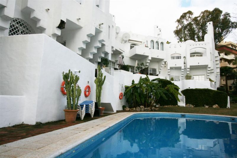 Moderna casa adosada con preciosas vistas a la montaña en La Joya, Las Lomas de Marbella Club