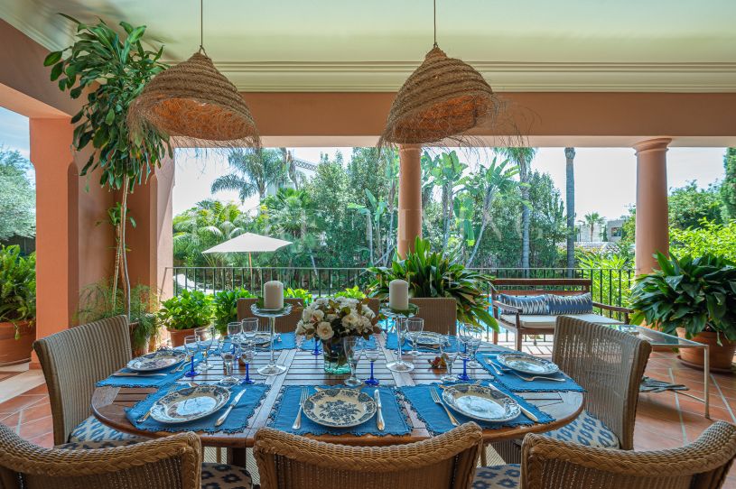 Impresionante Villa cerca del pueblo y del mar en Altos de Puente Romano, Milla de Oro de Marbella