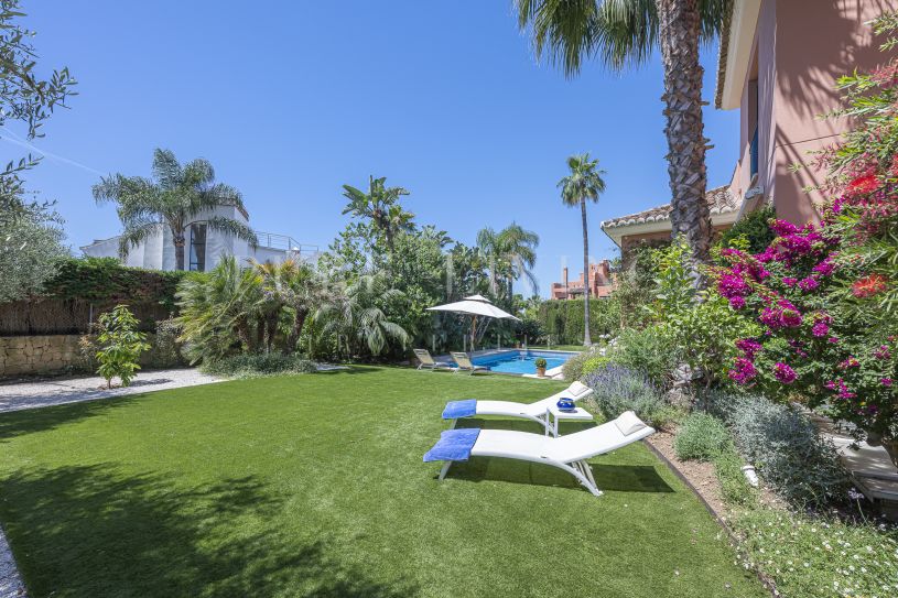 Superbe Villa proche de la ville et de la mer à Altos de Puente Romano, Marbella Golden Mile