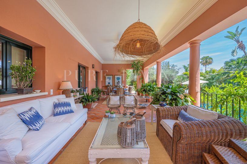 Impresionante Villa cerca del pueblo y del mar en Altos de Puente Romano, Milla de Oro de Marbella