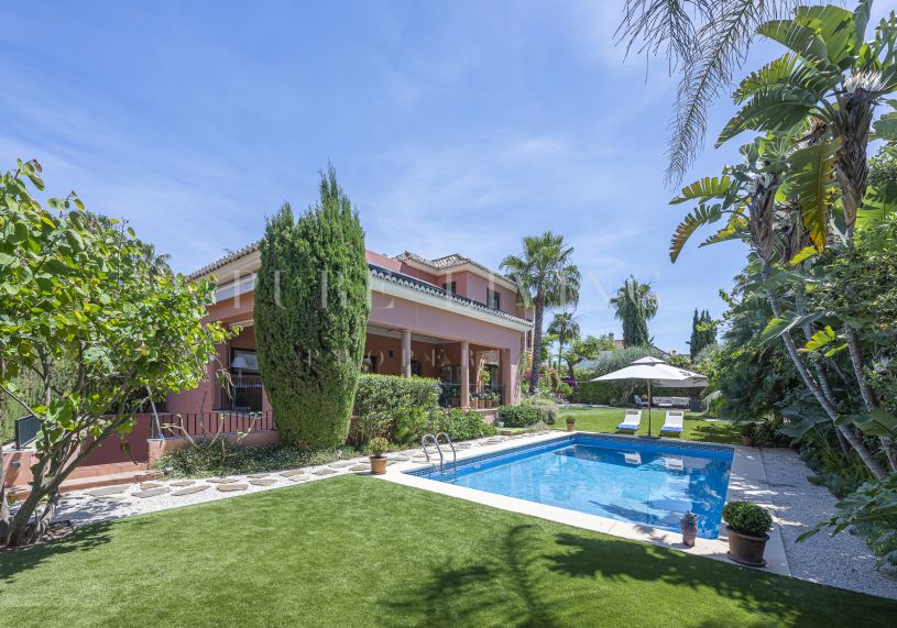 Superbe Villa proche de la ville et de la mer à Altos de Puente Romano, Marbella Golden Mile