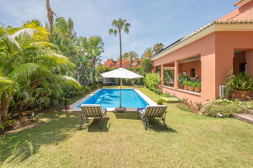 Impresionante Villa cerca del pueblo y del mar en Altos de Puente Romano, Milla de Oro de Marbella