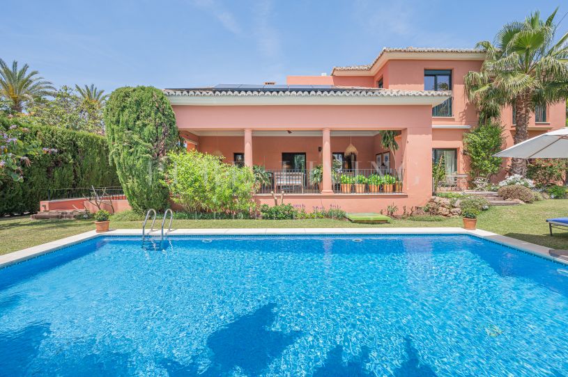 Impresionante Villa cerca del pueblo y del mar en Altos de Puente Romano, Milla de Oro de Marbella