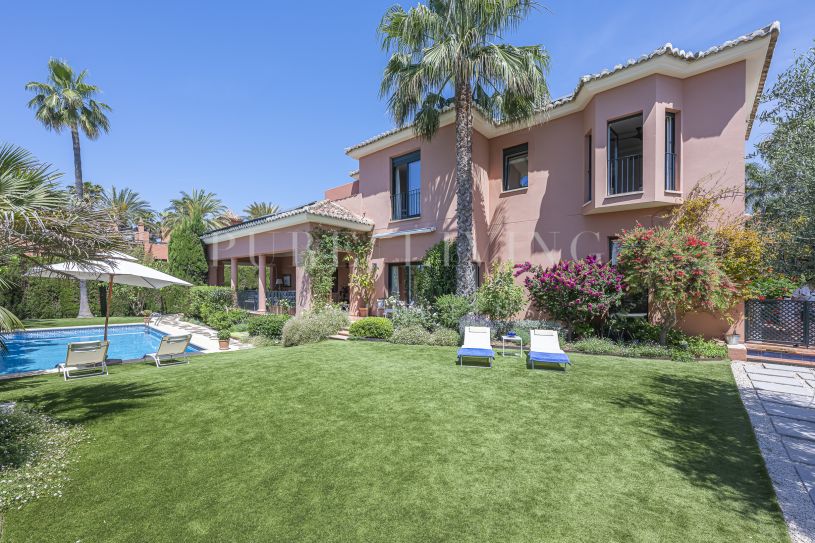 Superbe Villa proche de la ville et de la mer à Altos de Puente Romano, Marbella Golden Mile